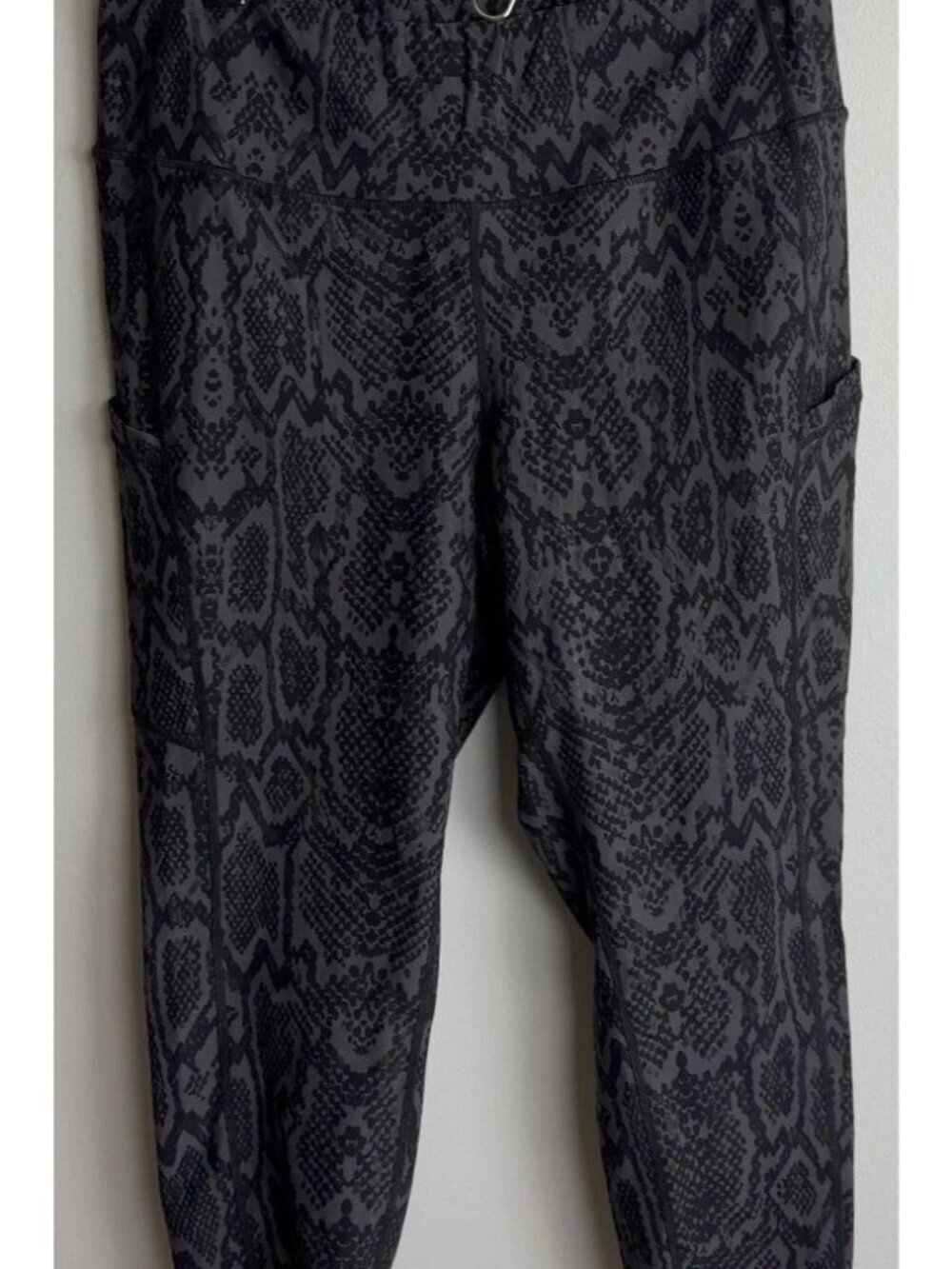 Torrid Snakeskin Print Athletic Leggings with Side Pockets Grey Black Plus Sz 2
